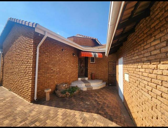 3 BEDROOM HOUSE FOR SALE IN DIE HOEWES